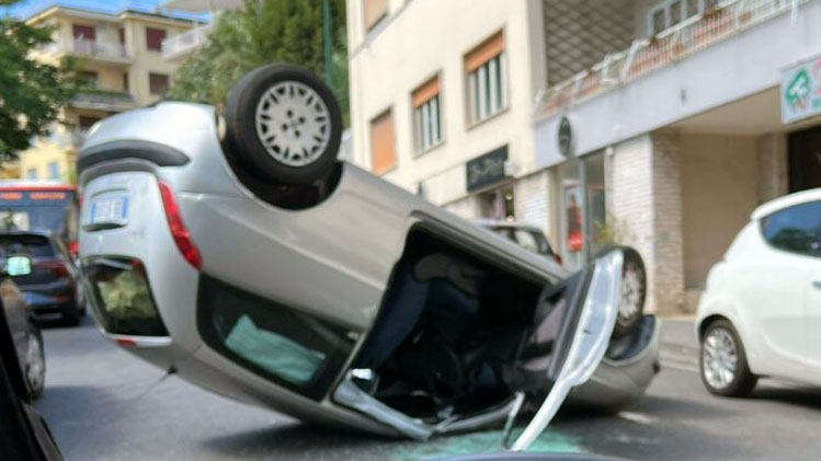 auto ribaltata