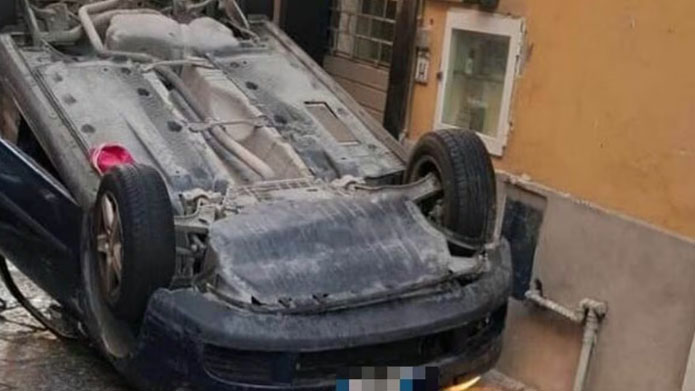 auto ribaltata
