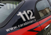 Va in caserma con addosso hashish e un coltello