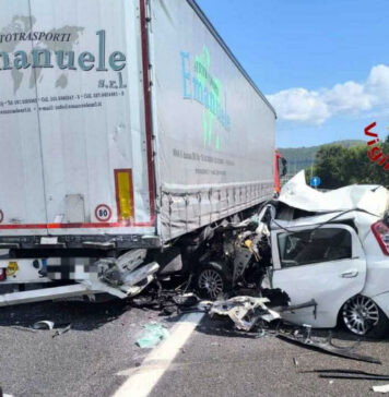 Si schianta contro un tir sull’A30 a Nocera, è in condizioni critiche