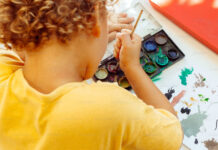 Orrore a scuola, bimba legata alla sedia dalla maestra