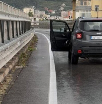 Abbandona carico in fiamme e provoca grosso incendio