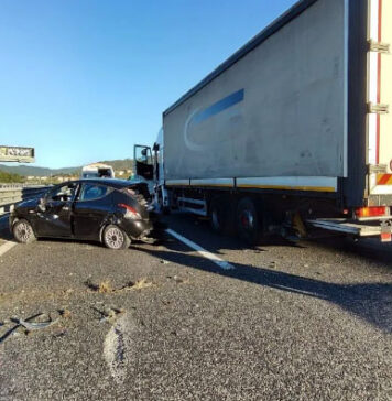 Schianto allo svincolo del Raccordo, donna in ospedale