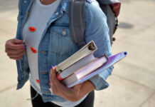 Offre lavoro a una studentessa e la molesta