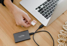 Spia inquilini con le microcamere