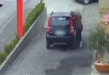 “Voglio solo parlare”, ma nascondeva una lama di 17 centimetri. Terrore a Somma Vesuviana – IL VIDEO