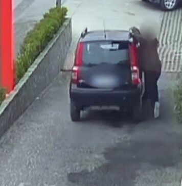 “Voglio solo parlare”, ma nascondeva una lama di 17 centimetri. Terrore a Somma Vesuviana – IL VIDEO