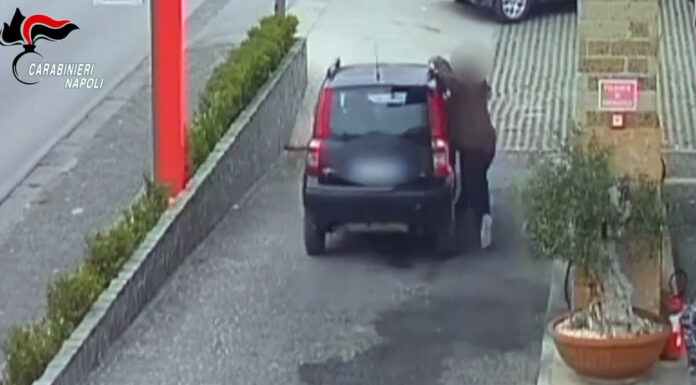 “Voglio solo parlare”, ma nascondeva una lama di 17 centimetri. Terrore a Somma Vesuviana – IL VIDEO