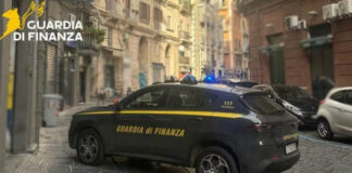 A 13 anni sfreccia tra i vicoli in minimoto