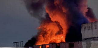 In fiamme deposito di ricambi auto