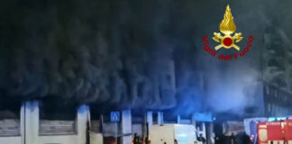 Palazzina in fiamme, bombola esplode e investe pompiere