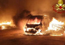 Distrutti dal fuoco 11 mezzi di un’associazione per disabili