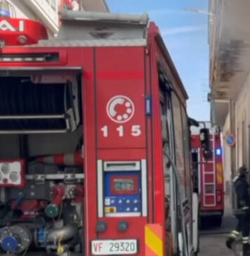 Brucia palazzina nel centro di San Gennaro Vesuviano