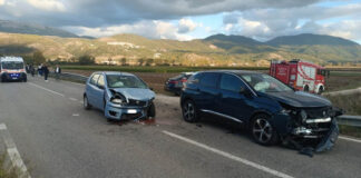 Incidente tra due auto: donna muore sul colpo
