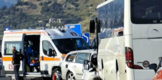 Schianto tra auto e bus, ci sono tre morti