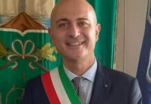 Sindaci sotto attacco, preso a calci il primo cittadino di Volla