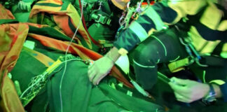 Motociclista finisce nel burrone, soccorsi da film per tirarlo fuori