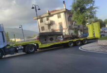 Tir perde l’escavatore mentre viaggia in strada