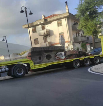 Tir perde l’escavatore mentre viaggia in strada