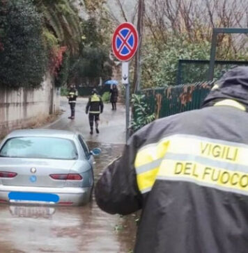 Maltempo e allagamenti, salvati neonato e bimbo di 7 anni