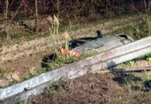 Cinque ragazzi finiscono con l’auto in un canale