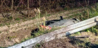 Cinque ragazzi finiscono con l’auto in un canale