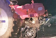 Schianto contro il trattore, auto e conducente incastrati sotto al mezzo