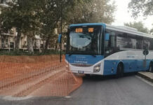 Autobus resta incastrato nel cantiere