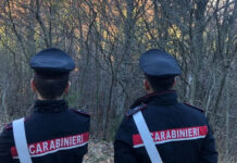 Tre bambini cresciuti isolati in un bosco