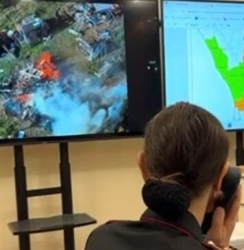 Inquadrato dal vivo mentre incendia i rifiuti