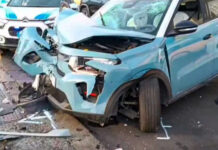 Auto finisce contro palo, tre studenti feriti