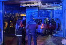 Pompei, auto finisce in un negozio