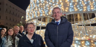 Napoli accende alberi e luminarie di Natale