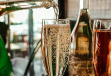 Cinque 14enni consumano alcolici, denunciato il barista