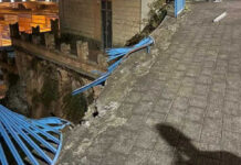 Auto sfonda la ringhiera e precipita